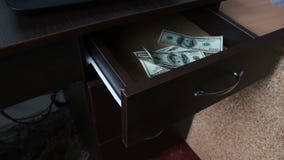 Η γυναίκα ανοίγει το συρτάρι και υπάρχουν πολλοί λογαριασμοί εκατό-δολαρίων απόθεμα βίντεο Η γυναίκα ανοίγει το συρτάρι και υπάρχουν πολλοί λογαριασμοί εκατό-δολαρίων απόθεμα βίντεο