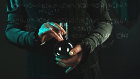 Η γυναίκα είναι ένας ερευνητικός επιστήμονας που κρατά μια φιάλη με το υλικό Έννοια της επιστημονικής έρευνας και της ιστορίας τη στοκ φωτογραφίες Η γυναίκα είναι ένας ερευνητικός επιστήμονας που κρατά μια φιάλη με το υλικό Έννοια της επιστημονικής έρευνας και της ιστορίας τη στοκ φωτογραφίες