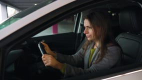 Η γυναίκα είναιη και ήττα το κεφάλι της στο τιμόνι, επειδή το αυτοκίνητό της ανάλυσε απόθεμα βίντεο Η γυναίκα είναιη και ήττα το κεφάλι της στο τιμόνι, επειδή το αυτοκίνητό της ανάλυσε απόθεμα βίντεο