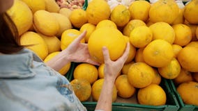 Η γυναίκα επιλέγει τα φρούτα στην υπεραγορά Ένα νέο κορίτσι αγοράζει τα τρόφιμα για μια vegan διατροφή Υγιή τρόφιμα, φωτεινά κίτρ απόθεμα βίντεο Η γυναίκα επιλέγει τα φρούτα στην υπεραγορά Ένα νέο κορίτσι αγοράζει τα τρόφιμα για μια vegan διατροφή Υγιή τρόφιμα, φωτεινά κίτρ απόθεμα βίντεο