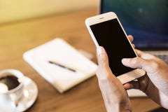 Η γυναίκα εργάζεται αυτή πίνει τον καφέ Χρησιμοποιεί το τηλέφωνο που επικοινωνεί στοκ φωτογραφία με δικαίωμα ελεύθερης χρήσης Η γυναίκα εργάζεται αυτή πίνει τον καφέ Χρησιμοποιεί το τηλέφωνο που επικοινωνεί στοκ φωτογραφία με δικαίωμα ελεύθερης χρήσης
