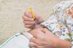 Η γυναίκα κάνει μια έγχυση ινσουλίνης ή ηπαρίνης Στοκ εικόνες με δικαίωμα ελεύθερης χρήσης Η γυναίκα κάνει μια έγχυση ινσουλίνης ή ηπαρίνης Στοκ εικόνες με δικαίωμα ελεύθερης χρήσης