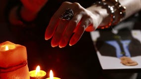 Η γυναίκα κρατά ένα τελετουργικό μαύρου μαγικού άτομα περιόδου Χρησιμοποιεί τη φωτογραφία απόθεμα βίντεο Η γυναίκα κρατά ένα τελετουργικό μαύρου μαγικού άτομα περιόδου Χρησιμοποιεί τη φωτογραφία απόθεμα βίντεο