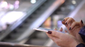 Η γυναίκα κρατά το smartphone διαθέσιμο Άποψη κινηματογραφήσεων σε πρώτο πλάνο των θηλυκών χεριών που κρατά το smartphone, χρησιμ απόθεμα βίντεο Η γυναίκα κρατά το smartphone διαθέσιμο Άποψη κινηματογραφήσεων σε πρώτο πλάνο των θηλυκών χεριών που κρατά το smartphone, χρησιμ απόθεμα βίντεο