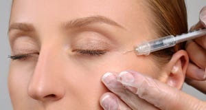 Η γυναίκα παίρνει botox την έγχυση Ανελκυστήρας επεξεργασίας και προσώπου αντι-γήρανσης Καλλυντικές επεξεργασία και πλαστική χειρ στοκ φωτογραφία με δικαίωμα ελεύθερης χρήσης Η γυναίκα παίρνει botox την έγχυση Ανελκυστήρας επεξεργασίας και προσώπου αντι-γήρανσης Καλλυντικές επεξεργασία και πλαστική χειρ στοκ φωτογραφία με δικαίωμα ελεύθερης χρήσης