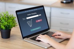 Η γυναίκα παραδίδει το lap-top με on-line να ψωνίσει στην οθόνη στοκ εικόνες με δικαίωμα ελεύθερης χρήσης Η γυναίκα παραδίδει το lap-top με on-line να ψωνίσει στην οθόνη στοκ εικόνες με δικαίωμα ελεύθερης χρήσης
