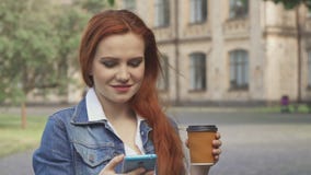 Η γυναίκα σπουδαστής πίνει τον καφέ στην πανεπιστημιούπολη στοκ φωτογραφία με δικαίωμα ελεύθερης χρήσης Η γυναίκα σπουδαστής πίνει τον καφέ στην πανεπιστημιούπολη στοκ φωτογραφία με δικαίωμα ελεύθερης χρήσης