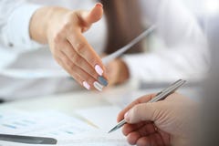 Η γυναίκα στο κοστούμι δίνει το χέρι όπως γειά σου στην κινηματογράφηση σε πρώτο πλάνο γραφείων στοκ εικόνες Η γυναίκα στο κοστούμι δίνει το χέρι όπως γειά σου στην κινηματογράφηση σε πρώτο πλάνο γραφείων στοκ εικόνες