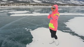 Η γυναίκα στον πάγο το χειμώνα είναι κάνει τον αθλητισμό στο αθλητικό περπάτημα φυλών Το κορίτσι εκπαιδεύει το χειμώνα στον πάγο απόθεμα βίντεο Η γυναίκα στον πάγο το χειμώνα είναι κάνει τον αθλητισμό στο αθλητικό περπάτημα φυλών Το κορίτσι εκπαιδεύει το χειμώνα στον πάγο απόθεμα βίντεο
