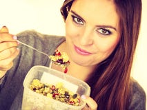 Η γυναίκα τρώει oatmeal με τα ξηρά φρούτα dieting στοκ φωτογραφίες Η γυναίκα τρώει oatmeal με τα ξηρά φρούτα dieting στοκ φωτογραφίες
