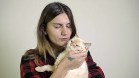Η γυναίκα φροντίζει μια γάτα στην περιτύλιξή της φιλμ μικρού μήκους Η γυναίκα φροντίζει μια γάτα στην περιτύλιξή της φιλμ μικρού μήκους