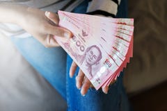 Η γυναίκα χεριών παρουσιάζει και μετρώντας ταϊλανδικά χρήματα στοκ εικόνες με δικαίωμα ελεύθερης χρήσης Η γυναίκα χεριών παρουσιάζει και μετρώντας ταϊλανδικά χρήματα στοκ εικόνες με δικαίωμα ελεύθερης χρήσης