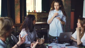 Η δημιουργική ομάδα των νέων επαγγελματιών αναπτύσσει τη στρατηγική εργασίας κατά τη διάρκεια της επιχειρησιακής συνεδρίασης στην απόθεμα βίντεο Η δημιουργική ομάδα των νέων επαγγελματιών αναπτύσσει τη στρατηγική εργασίας κατά τη διάρκεια της επιχειρησιακής συνεδρίασης στην απόθεμα βίντεο
