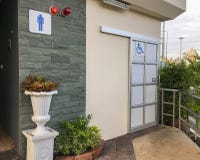 Η δημόσια τουαλέτα για θέτει εκτός λειτουργίας τους ανθρώπους Στοκ Φωτογραφίες Η δημόσια τουαλέτα για θέτει εκτός λειτουργίας τους ανθρώπους Στοκ Φωτογραφίες
