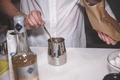 Η διαδικασία το κακάο σε μια ειδική συσκευή στοκ εικόνα Η διαδικασία το κακάο σε μια ειδική συσκευή στοκ εικόνα
