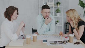 Η διαδικασία του 'brainstorming' στο εσωτερικό στούντιο σχεδίου Οι εργαζόμενοι συζητούν με προσήλωση το πρόγραμμα, επικοινωνώντας ελεύθερη απεικόνιση δικαιώματος Η διαδικασία του 'brainstorming' στο εσωτερικό στούντιο σχεδίου Οι εργαζόμενοι συζητούν με προσήλωση το πρόγραμμα, επικοινωνώντας ελεύθερη απεικόνιση δικαιώματος