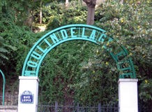 Η είσοδος Moulin de Λα Galette είναι ένας ανεμόμυλος που βρίσκεται στην καρδιά Montmartre, όπου στέφει το διασημότερο λόφο στην ι στοκ εικόνες Η είσοδος Moulin de Λα Galette είναι ένας ανεμόμυλος που βρίσκεται στην καρδιά Montmartre, όπου στέφει το διασημότερο λόφο στην ι στοκ εικόνες