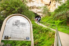 Η είσοδος των σπηλιών Jenolan είναι σπηλιές ασβεστόλιθων που βρίσκονται μέσα στην επιφύλαξη συντήρησης καρστ Jenolan στοκ εικόνα Η είσοδος των σπηλιών Jenolan είναι σπηλιές ασβεστόλιθων που βρίσκονται μέσα στην επιφύλαξη συντήρησης καρστ Jenolan στοκ εικόνα