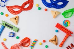 Η εβραϊκή έννοια Purim διακοπών με τα μπισκότα, μάσκα καρναβαλιού και noisemaker στο άσπρο υπόβαθρο Στοκ φωτογραφία με δικαίωμα ελεύθερης χρήσης Η εβραϊκή έννοια Purim διακοπών με τα μπισκότα, μάσκα καρναβαλιού και noisemaker στο άσπρο υπόβαθρο Στοκ φωτογραφία με δικαίωμα ελεύθερης χρήσης