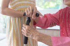 Η εγγονή παίρνει την προσοχή η γιαγιά της για το περπάτημα, οικογένεια και s στοκ εικόνες Η εγγονή παίρνει την προσοχή η γιαγιά της για το περπάτημα, οικογένεια και s στοκ εικόνες