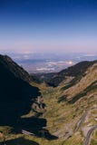 Η εθνική οδός Transfagarasan στη Ρουμανία στη νύχτα, μακροχρόνια φωτογραφία έκθεσης από το σεληνόφωτο στοκ εικόνες Η εθνική οδός Transfagarasan στη Ρουμανία στη νύχτα, μακροχρόνια φωτογραφία έκθεσης από το σεληνόφωτο στοκ εικόνες