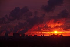 Η εικονική παράσταση πόλης στο ηλιοβασίλεμα, καπνοδόχοι εργοστασίων καπνίζει, βιομηχανικό τοπίο, νύχτα, ηλιοβασίλεμα πέρα από την στοκ φωτογραφίες Η εικονική παράσταση πόλης στο ηλιοβασίλεμα, καπνοδόχοι εργοστασίων καπνίζει, βιομηχανικό τοπίο, νύχτα, ηλιοβασίλεμα πέρα από την στοκ φωτογραφίες
