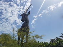 Η εικόνα ενός γιγαντιαίου Oryx, που απεικονίζει το εθνικό ζώο του Κατάρ το γλυπτό ανοξείδωτου ζυγίζει περισσότερους από 12 τόνους στοκ εικόνες Η εικόνα ενός γιγαντιαίου Oryx, που απεικονίζει το εθνικό ζώο του Κατάρ το γλυπτό ανοξείδωτου ζυγίζει περισσότερους από 12 τόνους στοκ εικόνες