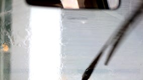 Η εικόνα της βροχής ρίχνει να αφορήσει ένα παράθυρο αυτοκινήτων με να κάνει ψηκτρών αυτοκινήτων απόθεμα βίντεο Η εικόνα της βροχής ρίχνει να αφορήσει ένα παράθυρο αυτοκινήτων με να κάνει ψηκτρών αυτοκινήτων απόθεμα βίντεο