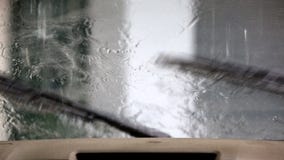 Η εικόνα της βροχής ρίχνει να αφορήσει ένα παράθυρο αυτοκινήτων με να κάνει ψηκτρών αυτοκινήτων απόθεμα βίντεο Η εικόνα της βροχής ρίχνει να αφορήσει ένα παράθυρο αυτοκινήτων με να κάνει ψηκτρών αυτοκινήτων απόθεμα βίντεο