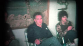 (η εκλεκτής ποιότητας δεκαετία του '70 8mm) παλαιές ευθυμίες τύπων στο οικογενειακό γεγονός φιλμ μικρού μήκους (η εκλεκτής ποιότητας δεκαετία του '70 8mm) παλαιές ευθυμίες τύπων στο οικογενειακό γεγονός φιλμ μικρού μήκους