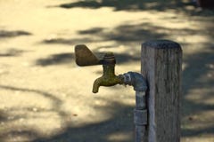 Η εκλεκτής ποιότητας στρόφιγγα νερού ορείχαλκου παρέχει την ανανέωση στοκ φωτογραφία Η εκλεκτής ποιότητας στρόφιγγα νερού ορείχαλκου παρέχει την ανανέωση στοκ φωτογραφία