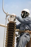 Ηλεκτρικές εργασίες συντήρησης στον ηλεκτρικό εξοπλισμό υψηλής τάσης στοκ φωτογραφία με δικαίωμα ελεύθερης χρήσης Ηλεκτρικές εργασίες συντήρησης στον ηλεκτρικό εξοπλισμό υψηλής τάσης στοκ φωτογραφία με δικαίωμα ελεύθερης χρήσης