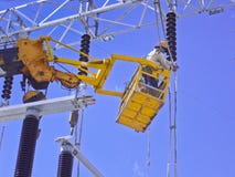 Ηλεκτρολόγος στη συλλεκτική μηχανή κερασιών στοκ φωτογραφία με δικαίωμα ελεύθερης χρήσης Ηλεκτρολόγος στη συλλεκτική μηχανή κερασιών στοκ φωτογραφία με δικαίωμα ελεύθερης χρήσης