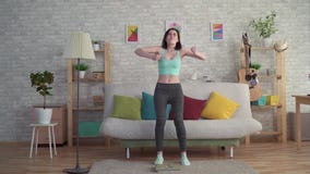 Η εκφραστική στενοχωρημένη νέα γυναίκα sportswear μετρά το βάρος της στις κλίμακες πατωμάτων φιλμ μικρού μήκους Η εκφραστική στενοχωρημένη νέα γυναίκα sportswear μετρά το βάρος της στις κλίμακες πατωμάτων φιλμ μικρού μήκους