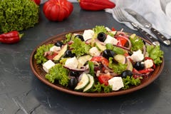Η ελληνική σαλάτα βρίσκεται σε ένα πιάτο σε ένα σκοτεινό υπόβαθρο στοκ εικόνες Η ελληνική σαλάτα βρίσκεται σε ένα πιάτο σε ένα σκοτεινό υπόβαθρο στοκ εικόνες