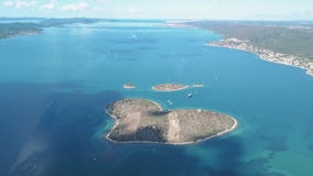 Η εναέρια άποψη του όμορφου καρδιά-διαμορφωμένου νησιού Galesnjak, κάλεσε επίσης το νησί της αγάπης, στο κανάλι Pasman, Κροατία απόθεμα βίντεο Η εναέρια άποψη του όμορφου καρδιά-διαμορφωμένου νησιού Galesnjak, κάλεσε επίσης το νησί της αγάπης, στο κανάλι Pasman, Κροατία απόθεμα βίντεο