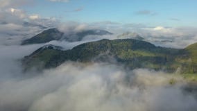 Η εναέρια πανοραμική άποψη επάνω από την υδρονέφωση καλύπτει στο μαγικό τοπίο χωρών στην ανατολή πρωινού απόθεμα βίντεο Η εναέρια πανοραμική άποψη επάνω από την υδρονέφωση καλύπτει στο μαγικό τοπίο χωρών στην ανατολή πρωινού απόθεμα βίντεο