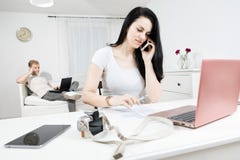 Η ενεργός γυναίκα με τις μακριές μαύρες τρίχες καλεί μέσα τον μπροστινό και ξανθό εργαζόμενο άνδρα στο υπόβαθρο στοκ εικόνες με δικαίωμα ελεύθερης χρήσης Η ενεργός γυναίκα με τις μακριές μαύρες τρίχες καλεί μέσα τον μπροστινό και ξανθό εργαζόμενο άνδρα στο υπόβαθρο στοκ εικόνες με δικαίωμα ελεύθερης χρήσης