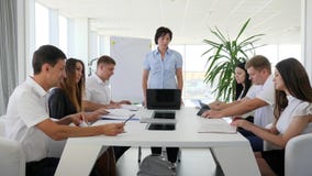 Η επιχείρηση συναντιέται των ανθρώπων γραφείων για τη συζήτηση των νέων ιδεών στο σύγχρονο γραφείο με τα μεγάλα πανοραμικά παράθυ απόθεμα βίντεο Η επιχείρηση συναντιέται των ανθρώπων γραφείων για τη συζήτηση των νέων ιδεών στο σύγχρονο γραφείο με τα μεγάλα πανοραμικά παράθυ απόθεμα βίντεο