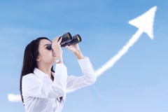 Η επιχειρηματίας βλέπει το σύννεφο επιτυχίας με τις διόπτρες στοκ φωτογραφία Η επιχειρηματίας βλέπει το σύννεφο επιτυχίας με τις διόπτρες στοκ φωτογραφία