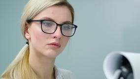 Η επιχειρηματίας προετοιμάζεται για την παρουσίασή της γράφοντας τις απόθεμα βίντεο Η επιχειρηματίας προετοιμάζεται για την παρουσίασή της γράφοντας τις απόθεμα βίντεο