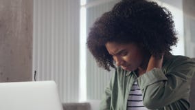Η επιχειρηματίας τρίβει το λαιμό της στην πίεση στον εργασιακό χώρο απόθεμα βίντεο Η επιχειρηματίας τρίβει το λαιμό της στην πίεση στον εργασιακό χώρο απόθεμα βίντεο