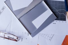 Η επιχειρησιακή έννοια Ο κάτοχος επαγγελματικών καρτών, τα σημεία βρίσκεται στις γραφικές παραστάσεις στοκ εικόνα με δικαίωμα ελεύθερης χρήσης Η επιχειρησιακή έννοια Ο κάτοχος επαγγελματικών καρτών, τα σημεία βρίσκεται στις γραφικές παραστάσεις στοκ εικόνα με δικαίωμα ελεύθερης χρήσης