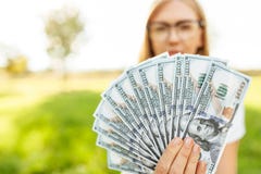 Η επιχειρησιακή κυρία με τα γυαλιά που κρατά τα χρήματα στα χέρια της, κλείνει - u στοκ φωτογραφία με δικαίωμα ελεύθερης χρήσης Η επιχειρησιακή κυρία με τα γυαλιά που κρατά τα χρήματα στα χέρια της, κλείνει - u στοκ φωτογραφία με δικαίωμα ελεύθερης χρήσης