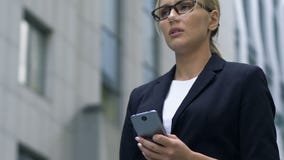 Η επιχειρησιακή κυρία με το φτωχό δίκτυο και την αδύνατη σύνδεση στο Διαδίκτυο, συσκευή απόθεμα βίντεο Η επιχειρησιακή κυρία με το φτωχό δίκτυο και την αδύνατη σύνδεση στο Διαδίκτυο, συσκευή απόθεμα βίντεο