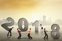 Η επιχειρησιακή ομάδα τακτοποιεί τους αριθμούς 2018 στοκ εικόνες με δικαίωμα ελεύθερης χρήσης Η επιχειρησιακή ομάδα τακτοποιεί τους αριθμούς 2018 στοκ εικόνες με δικαίωμα ελεύθερης χρήσης