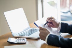 Η εργασία επιχειρησιακών ατόμων για τις στατιστικές και οι επιχειρησιακές γραφικές παραστάσεις, επιχειρηματίας που κρατούν μια μά στοκ φωτογραφίες Η εργασία επιχειρησιακών ατόμων για τις στατιστικές και οι επιχειρησιακές γραφικές παραστάσεις, επιχειρηματίας που κρατούν μια μά στοκ φωτογραφίες