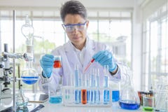 Η εργασία ερευνητών σε laboratary, επιστήμονες πειραματίζεται με τις χημικές ουσίες σταλαγματιάς στους σωλήνες δοκιμής στοκ φωτογραφίες με δικαίωμα ελεύθερης χρήσης Η εργασία ερευνητών σε laboratary, επιστήμονες πειραματίζεται με τις χημικές ουσίες σταλαγματιάς στους σωλήνες δοκιμής στοκ φωτογραφίες με δικαίωμα ελεύθερης χρήσης