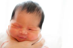 Η εστίαση στη μητέρα είναι mom ασιατικό νεογέννητο κεφάλι μωρών ` s εκμετάλλευσης στα χέρια της για belch μετά από να θηλάσει στοκ φωτογραφίες Η εστίαση στη μητέρα είναι mom ασιατικό νεογέννητο κεφάλι μωρών ` s εκμετάλλευσης στα χέρια της για belch μετά από να θηλάσει στοκ φωτογραφίες