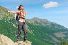 Η ευτυχής γυναίκα κατάκτησε ένα υψηλό βουνό με ένα σακίδιο πλάτης απολαμβάνει fre Στοκ Φωτογραφία Η ευτυχής γυναίκα κατάκτησε ένα υψηλό βουνό με ένα σακίδιο πλάτης απολαμβάνει fre Στοκ Φωτογραφία